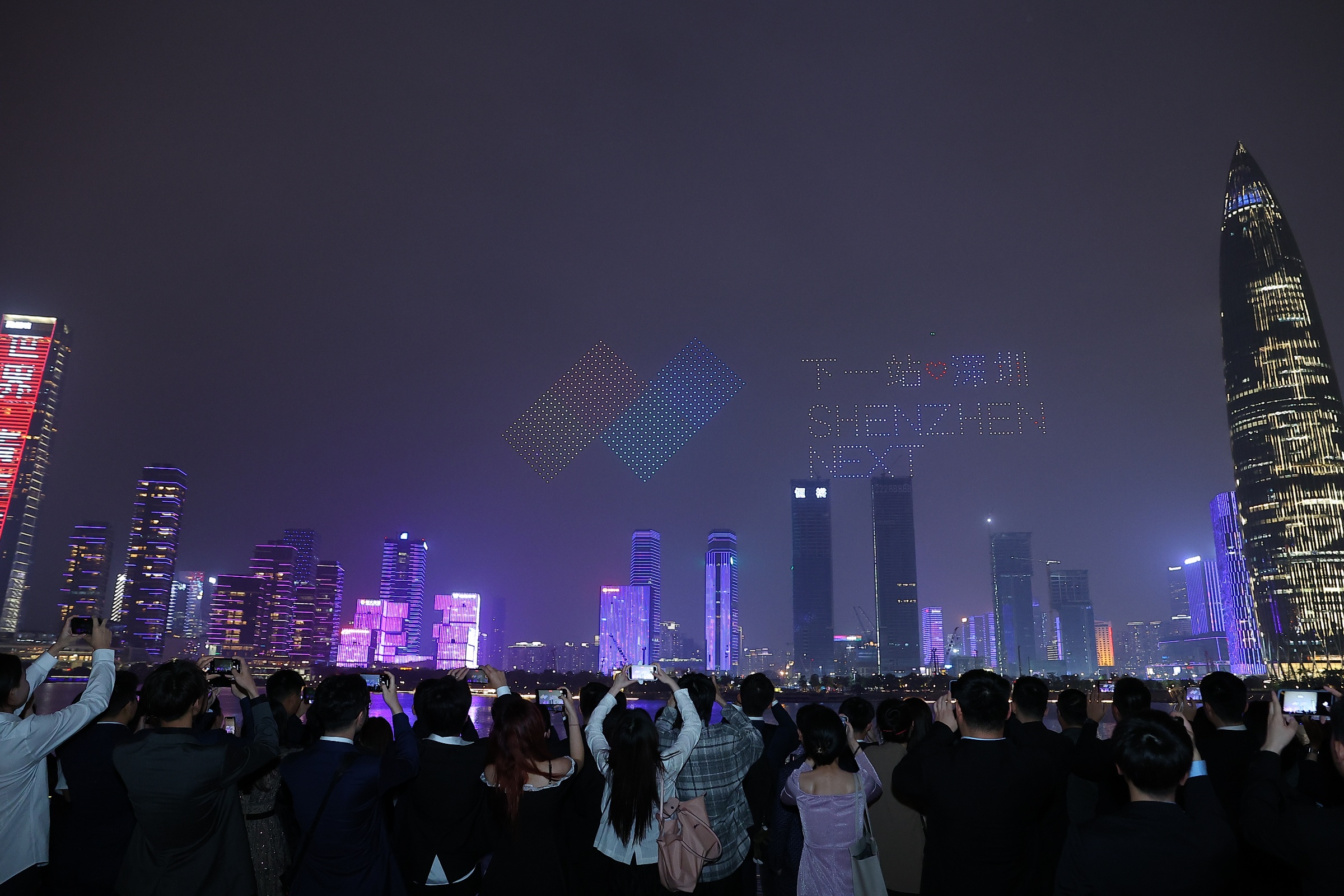 4月17日夜，南山区委区政府与凤凰网共同主办的“下一站·深圳（SHENZHEN NEXT）——2021湾区青年人才发展论坛”，在深圳人才公园放飞千架无人机，表演灯光秀。与会人员、深圳市民纷纷前往深圳人才公园观看。